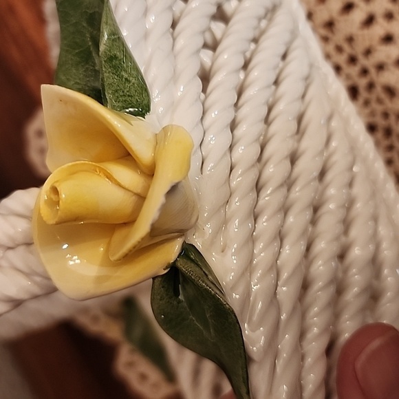 VINTAGE CAPODIMONTE BASKET WOVEN PORCELAIN w/ YELLOW FLOWERS Made in ITALY - Picture 8 of 13